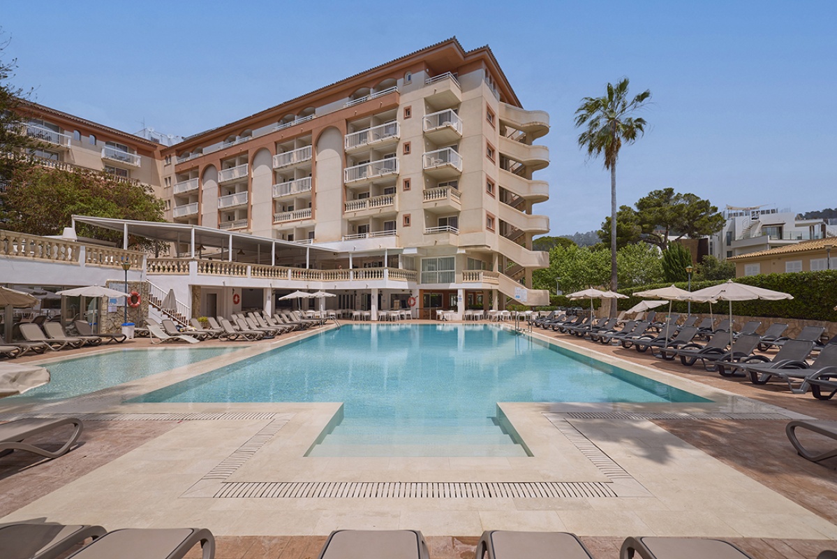 Swimming pool of the Hotel Canyamel Classic in Mallorca, with sea views and surrounded by nature.